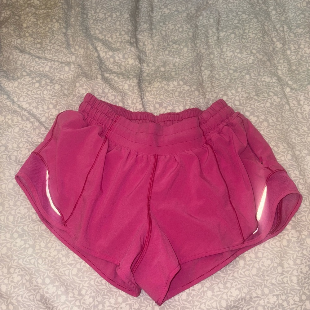 Lululemon Hotty Hot 2.5” inseam size 6